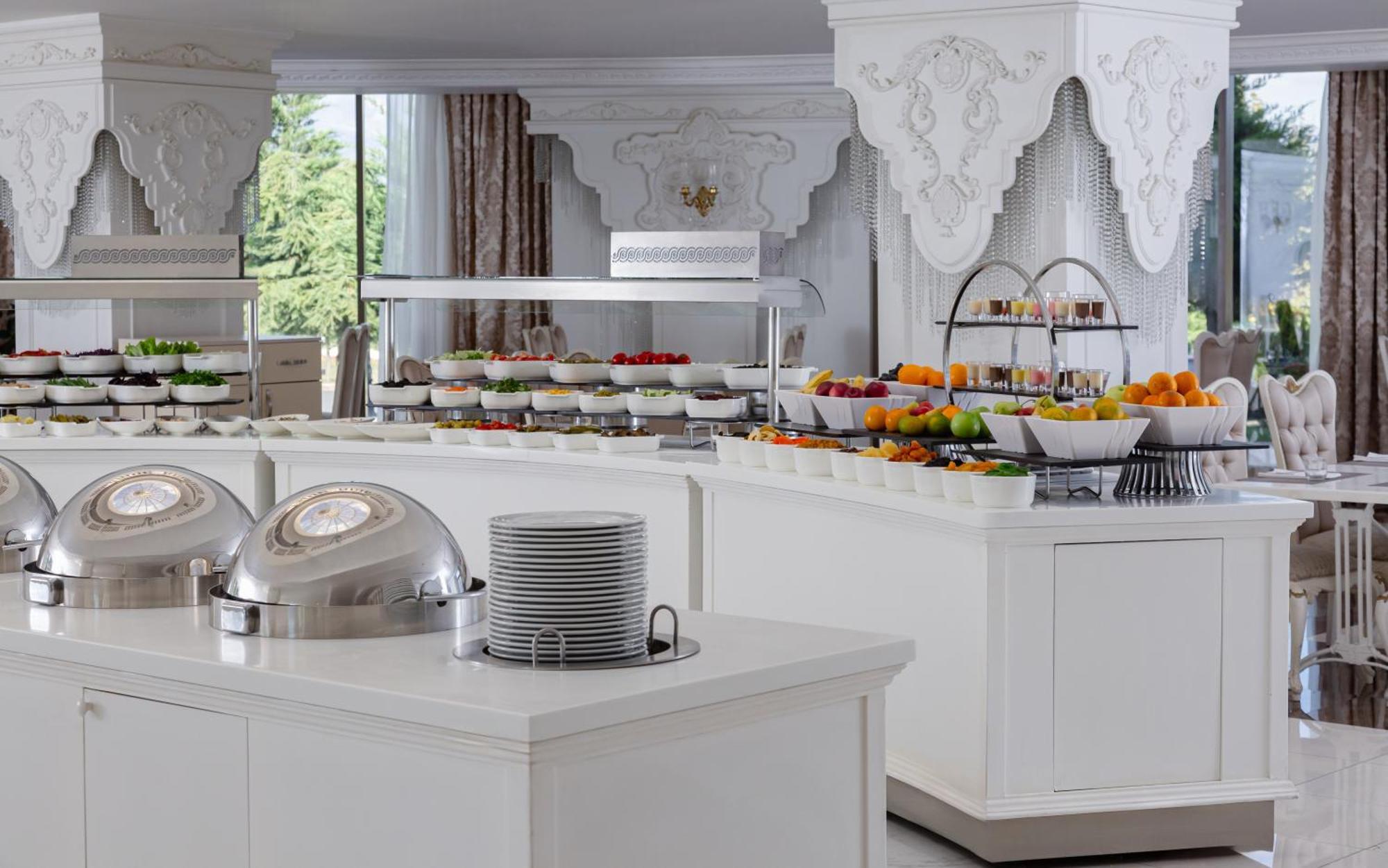 Shamakhi Palace Sharadil Seredil Dış mekan fotoğraf A buffet at a hotel